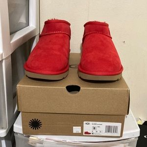 UGG W Classic Ultra Mini Red size 8